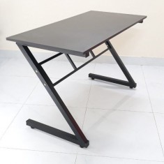 Bàn chữ Z Gaming chân sắt màu đen